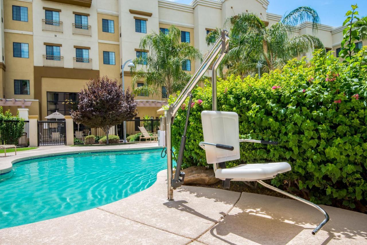 Holiday Inn Express & Suites Phoenix Glendale Dist By Ihg Exterior foto