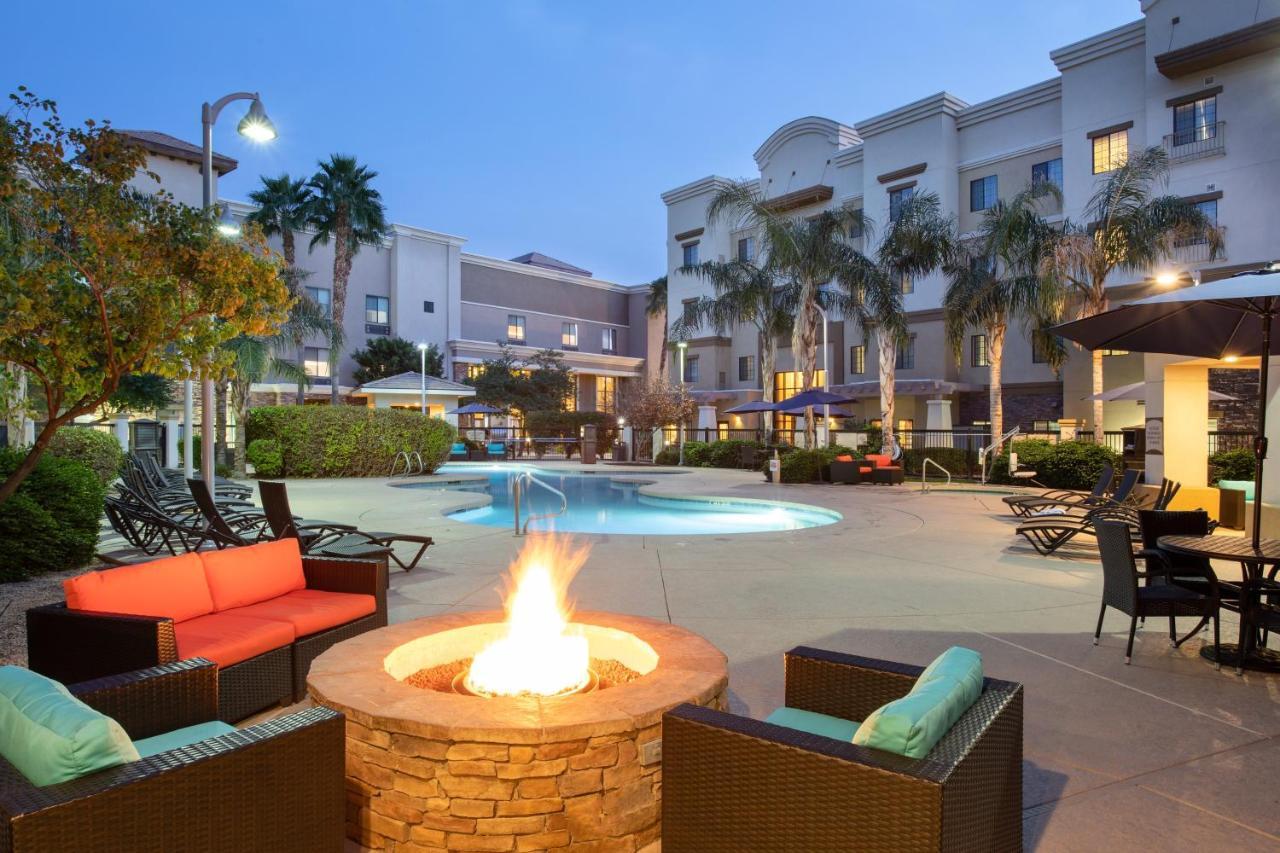 Holiday Inn Express & Suites Phoenix Glendale Dist By Ihg Exterior foto